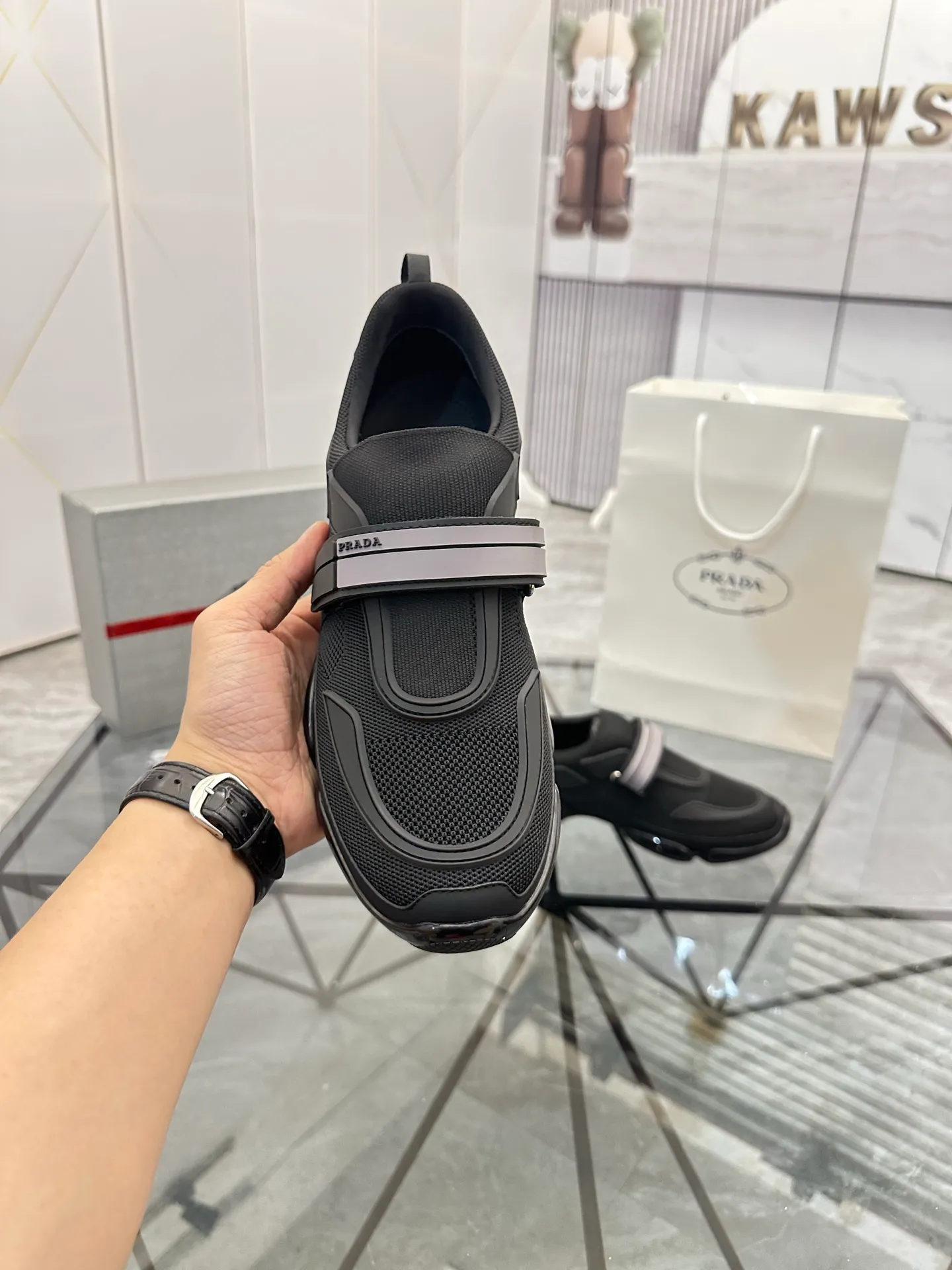 Men's shoes: 💰P500¥ High-end top quality Product trademark: Prada *"Prada*" low-top casual shoes Regular size: 38-45 (can be customized to 46) One size larger Product materials: imported breathable fly weave upper, professional glue-making process, breathable lining, cowhide foot pads, original outsole. No.: 001